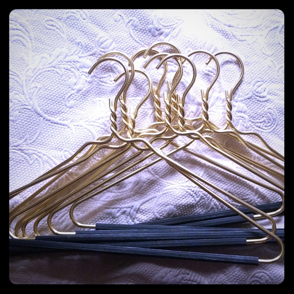 Set goldtone aluminum suit hangers w/ rubber grip